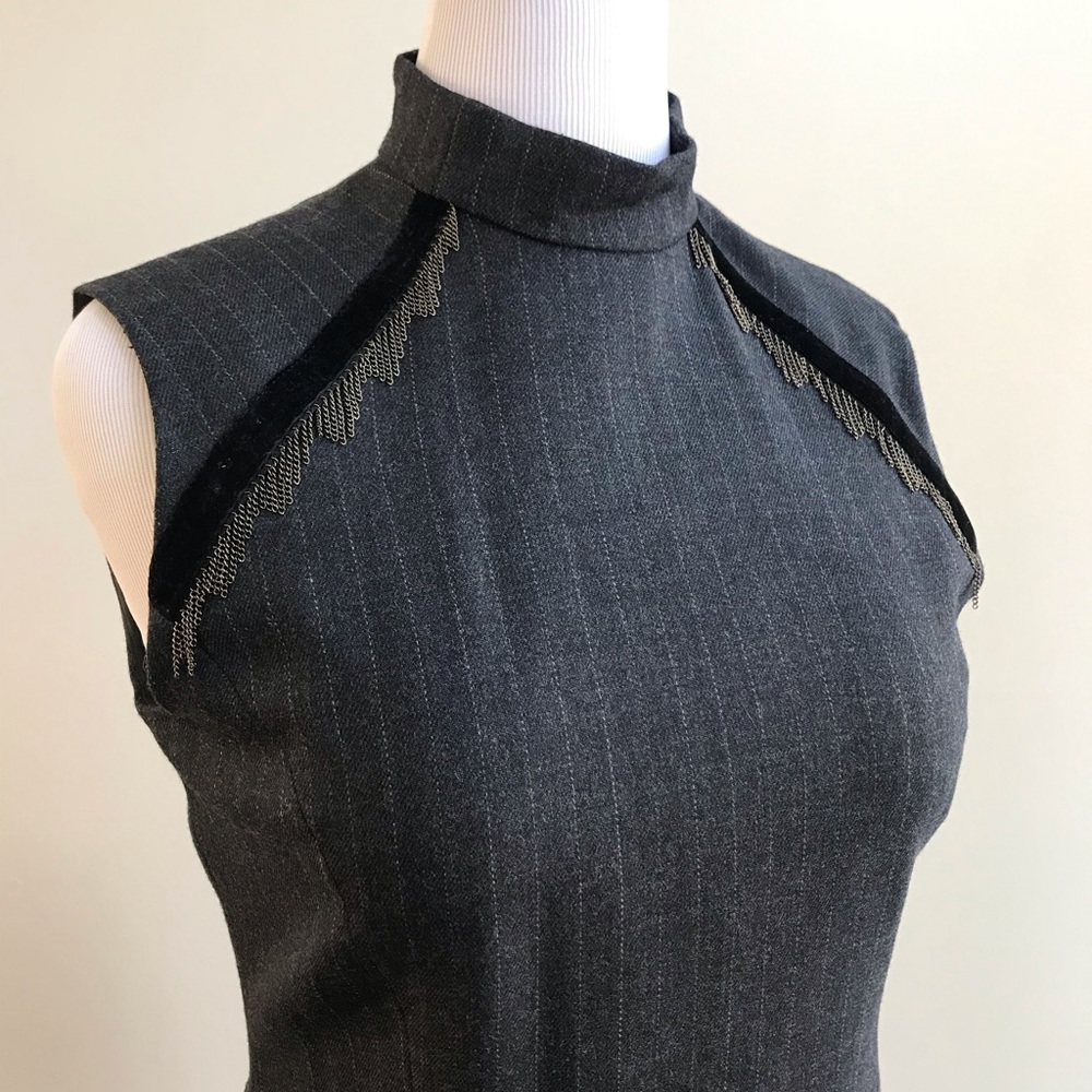Sleeveless grey dress w/velvet metal detail